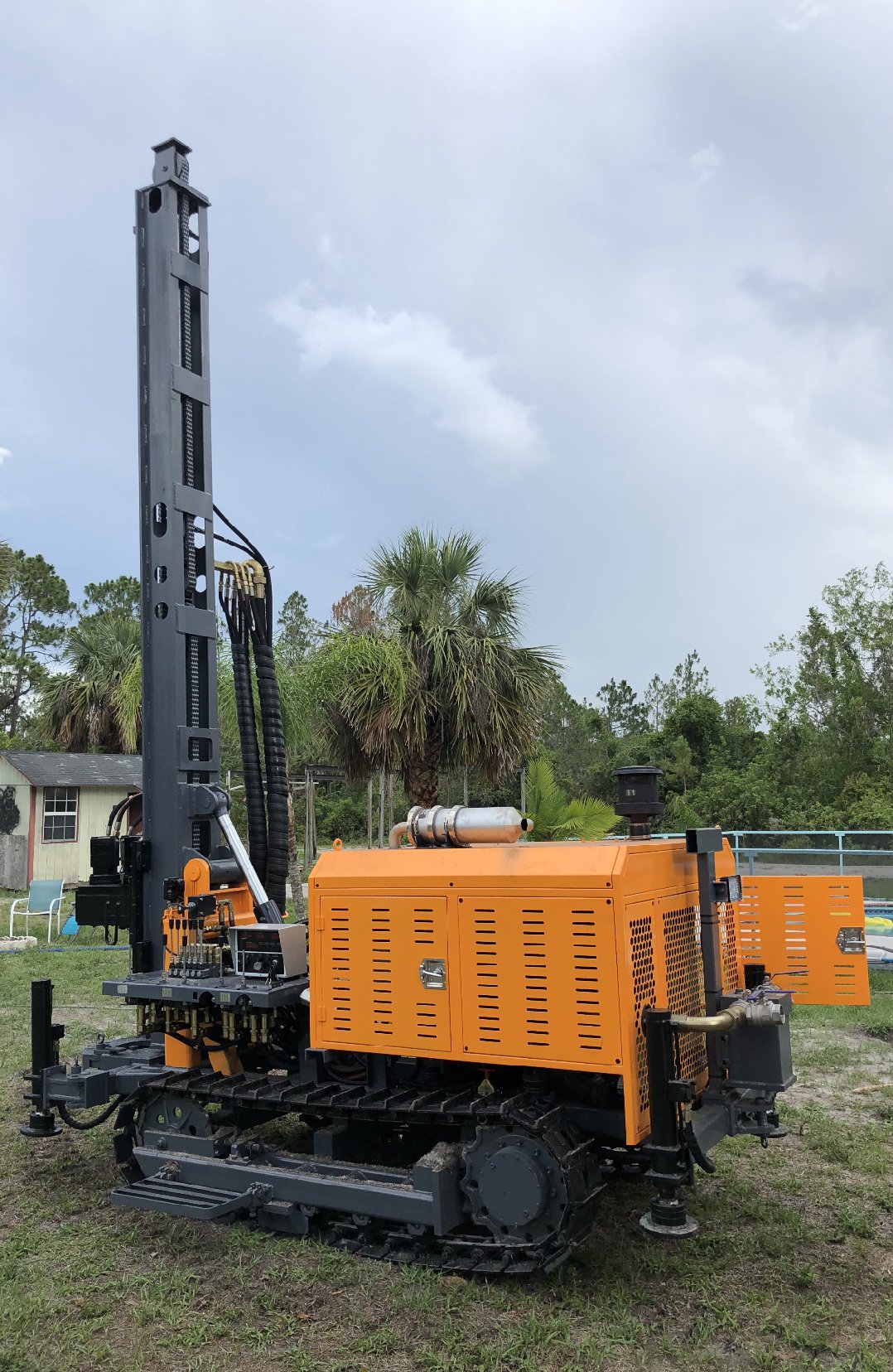 Compact crawler drilling rig